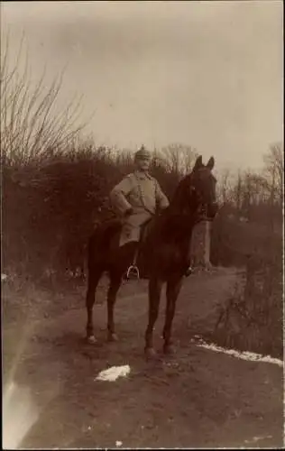 Foto Ak Deutscher Soldat in Uniform auf einem Pferd