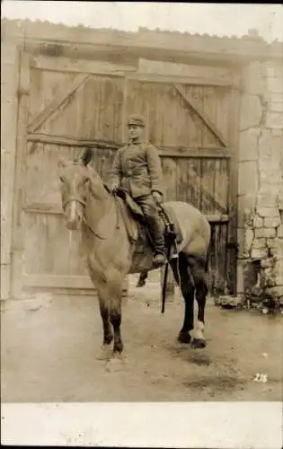 Foto Ak Deutscher Soldat in Uniform auf einem Pferd