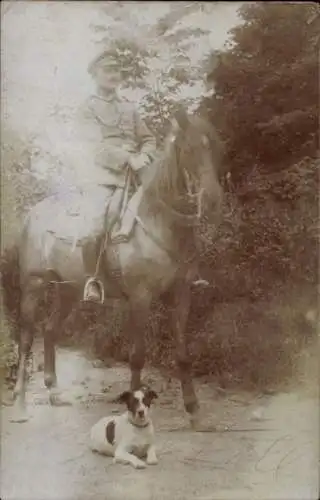 Foto Ak Deutscher Soldat in Uniform auf einem Pferd, Terrier