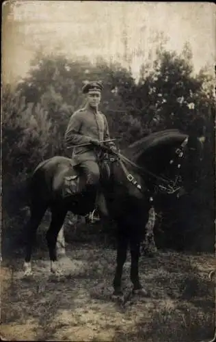 Foto Ak Deutscher Soldat in Uniform auf einem Pferd, Portrait