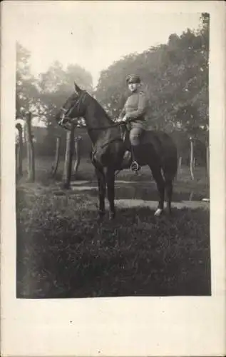 Foto Ak Deutscher Soldat in Uniform auf einem Pferd, Portrait