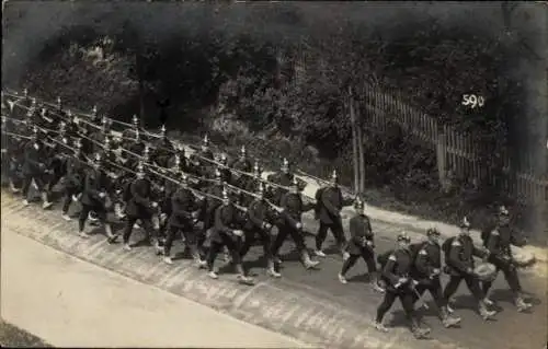 Foto Ak Königsbrück in der Oberlausitz, Truppenübungsplatz, marschierende Soldaten