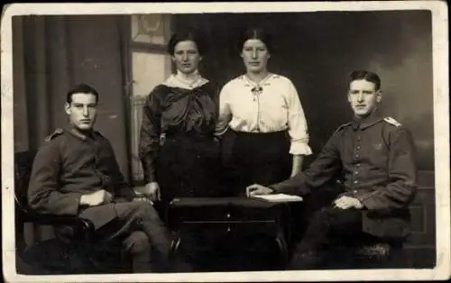 Foto Ak Wetzlar an der Lahn, Deutsche Soldaten in Uniformen mit zwei Frauen, 1919