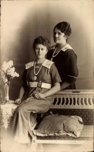 Foto Ak Zwei Frauen, Portrait, 1920