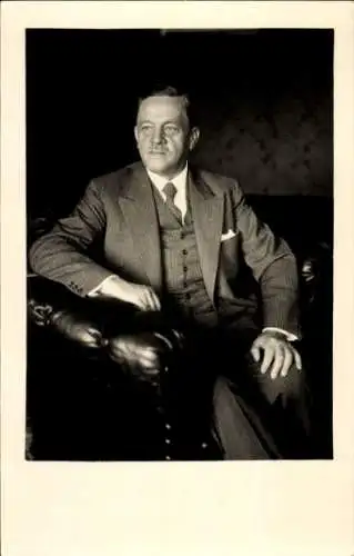 Foto Ak Sitzender Mann im Anzug, Portrait