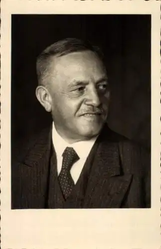 Foto Ak Mann im Anzug, Portrait