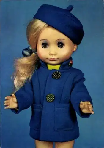 Ak Puppe in blauem Mantel, Mütze, Spielzeug
