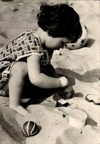 Ak Mädchen am Strand, Spielzeuge, Ball, Strandleben