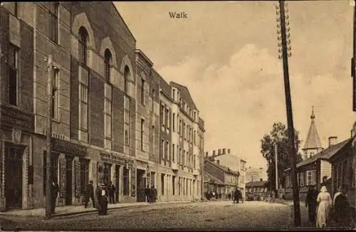 Ak Valka Walk Livland Lettland, Straßenpartie, Geschäfte, Passanten