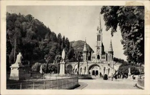 Ak Lourdes Hautes Pyrénées, La Basilique et la Vierge couronnee