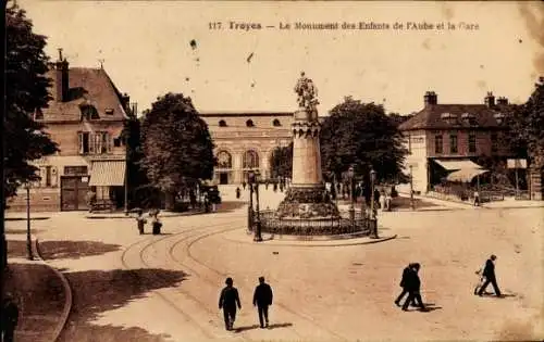 Ak Troyes Aube, Denkmal für die Kinder von Aube und der Bahnhof