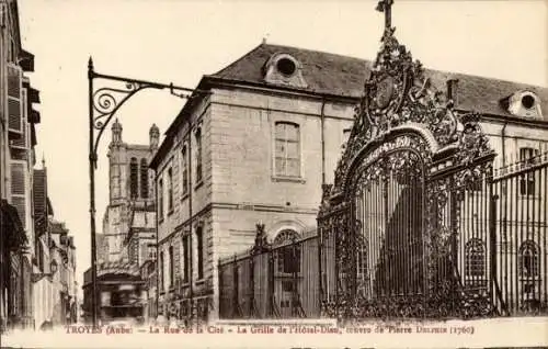 Ak Troyes Aube, Rue de la Cite, Grille de l'Hotel-Dieu, cenvre de Pierre Delphin, 1760