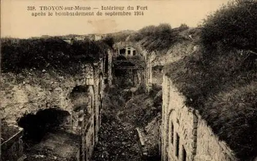 Ak Troyon Meuse, Interieur du Fort apres le bombardement de septembre 1914