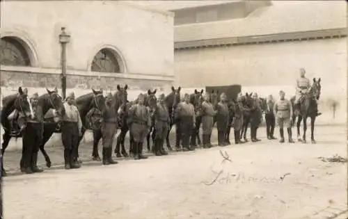 Foto Ak Französische Soldaten in Uniformen mit Pferden