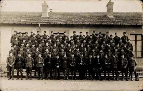 Foto Ak Französische Soldaten in Uniformen, Gruppenaufnahme vor einem Haus