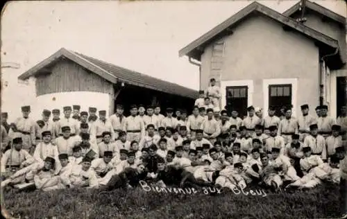 Foto Ak Französische Soldaten in Uniformen, Gruppenaufnahme vor einem Haus