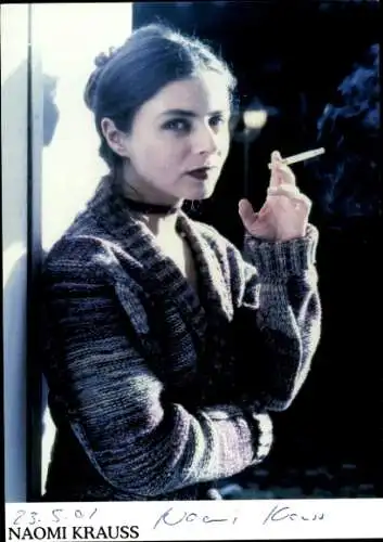Ak Schauspielerin Naomi Krauss, Portrait, Autogramm, Zigarette