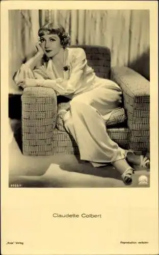 Ak Schauspielerin Claudette Colbert, Portrait, Sessel