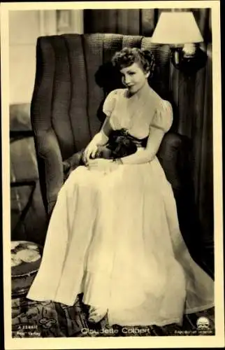 Ak Schauspielerin Claudette Colbert, Sitzportrait, Kleid, Hund