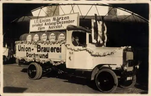 Foto Ak Union Brauerei Dortmund, Union Märzen, geschmückter Lastwagen, Bierfässer