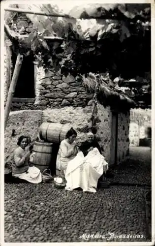 Foto Ak Insel Madeira Portugal, Stickerinnen