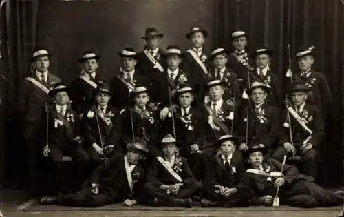 Foto Ak Gruppenbild der Männer in Tracht