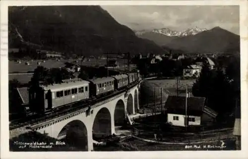 Ak Mittenwaldbahn mit Blick auf Mittenwald im Kreis Garmisch Partenkirchen