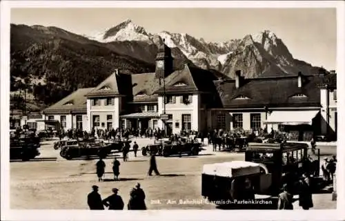 Ak Garmisch Partenkirchen in Oberbayern, Bahnhof, Bus