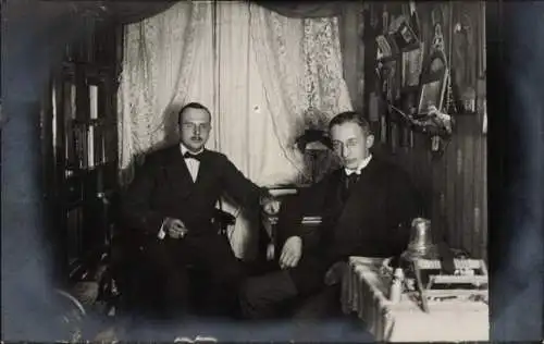 Foto Ak Zwei Männer, Portrait, Tisch, Zigarette