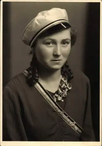 Studentika Foto Ak Portrait einer Studentin, Mütze