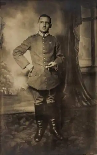 Foto Ak Deutscher Soldat in Uniform, Portrait, Zigarette