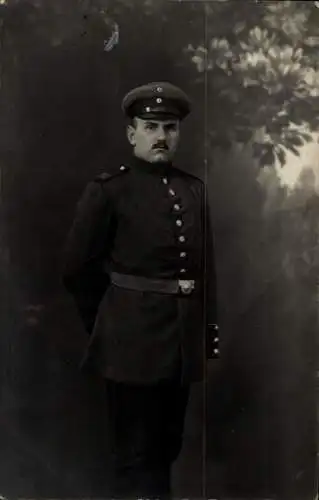 Foto Ak Deutscher Soldat in Uniform, Portrait, Jahr 1914