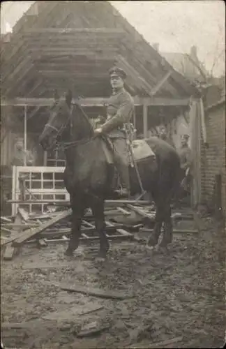 Foto Ak Deutscher Soldat in Uniform auf einem Pferd, Portrait vor einem Gebäude