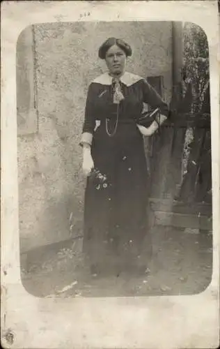 Foto Ak Sainte Sainte Croix aux Mines Heiligkreuz Elsass Haut Rhin, Standportrait einer Frau