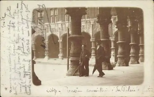 Ak Liège Lüttich Wallonien, zwei Männer am Säulengang des Palais