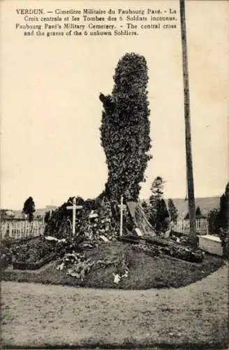 Ak Verdun Meuse, Cimentiere Militaire du Faubourg Pave, Croix centrale, Tombes des 6 Soldats