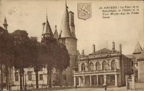 Ak Nevers Nièvre, Place de ka Republique, Theathre, Tour Moyen-Age du Palais Ducal