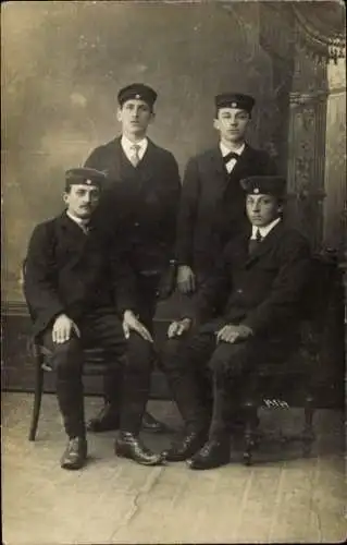 Foto Ak Oberbetschdorf Betschdorf Elsass Bas Rhin, Männer mit Uniformmützen, I WK