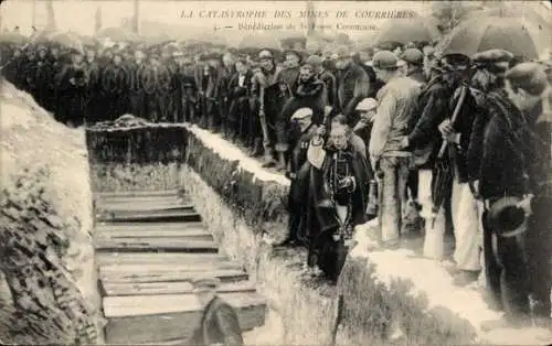 Ak Courrières Pas de Calais, Grubenunglück, Beerdigung, Benediction de la Fosse Commune
