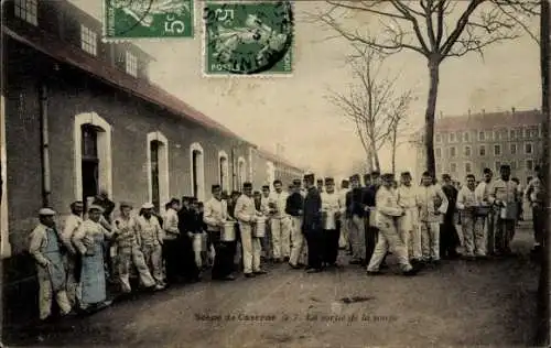 Ak Scène de Caserne, La sortie de la soupe, Suppenausgabe, Französische Soldaten