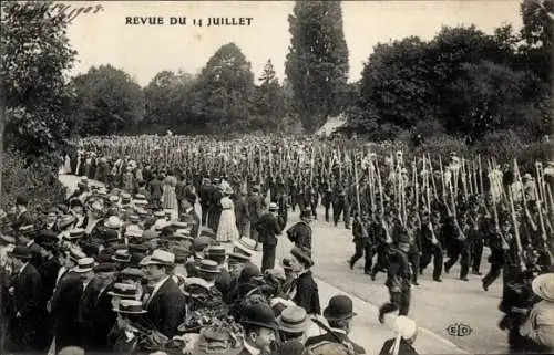 Ak Saumur Maine et Loire, Französisches Nationalfest am 14. Juli, Besucher, Parade