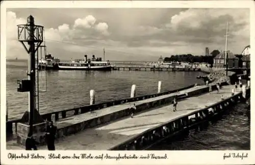 Ak Ostseebad Laboe, Blick auf Brücke und Strand, Fährdampfer