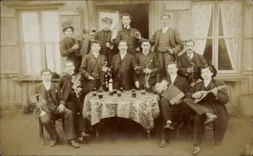 Foto Ak Gruppenaufnahme von Männern mit Musikinstrumenten