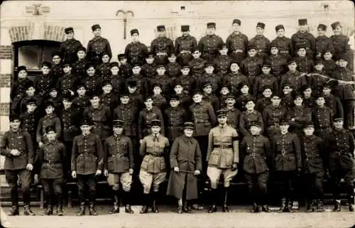 Foto Französische Soldaten in Uniformen, Gruppenaufnahme vor einem Haus, 1936/37