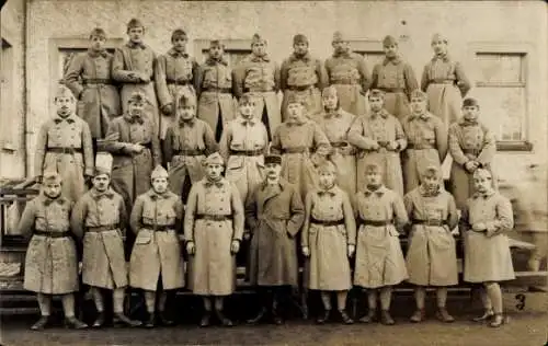 Foto Ak Französische Soldaten in Uniformen, Gruppenaufnahme, Mäntel