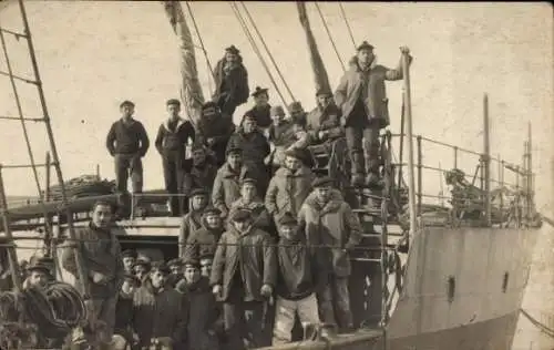 Foto Ak Französische Seeleute auf einem Schiff, 1923