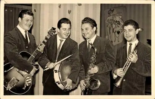 Foto Ak Musikband, Musiker, Musikinstrumente, Gitarre, Saxophon