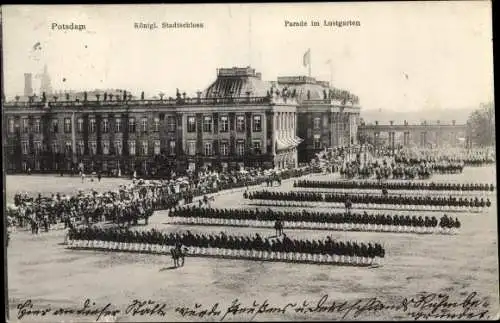 Ak Potsdam in Brandenburg, Königliches Stadtschloss, Parade im Lustgarten, Soldaten, Zuschauer