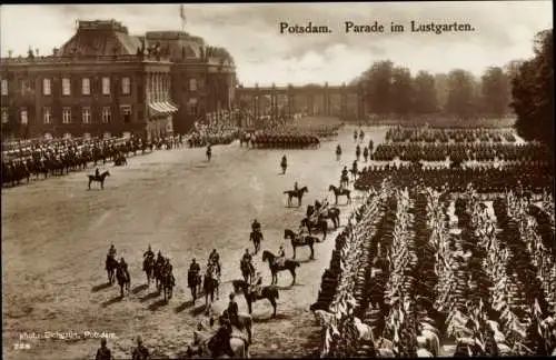 Ak Potsdam in Brandenburg, Parade im Lustgarten, Kaiserreich, Soldaten, Kavallerie