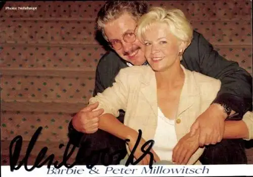 Ak Schauspieler Peter Millowitsch und Barbie, Portrait, Autogramm